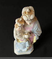 Image 6 of Ancienne grande statue Sainte Vierge à l’Enfant - porcelaine polychrome fin XIXᵉ / 1900