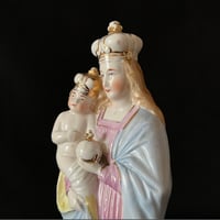 Image 3 of Ancienne grande statue Sainte Vierge à l’Enfant - porcelaine polychrome fin XIXᵉ / 1900