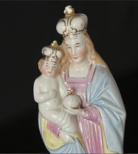 Image 5 of Ancienne grande statue Sainte Vierge à l’Enfant - porcelaine polychrome fin XIXᵉ / 1900
