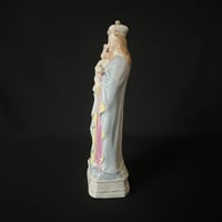 Image 10 of Ancienne grande statue Sainte Vierge à l’Enfant - porcelaine polychrome fin XIXᵉ / 1900