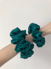 Image 5 of Scrunchie Oversized Bottle Green/Butelkowa Zieleń