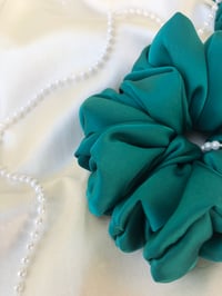 Image 2 of Scrunchie Oversized Bottle Green/Butelkowa Zieleń