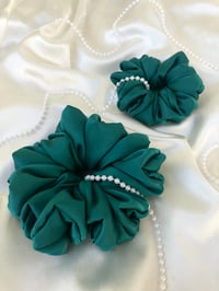 Image 3 of Scrunchie Oversized Bottle Green/Butelkowa Zieleń