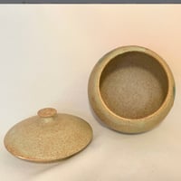 Image 9 of Pot - Bonbonnière avec fleurs vintage en céramique grès beige et coquelicots - 1970