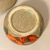 Image 10 of Pot - Bonbonnière avec fleurs vintage en céramique grès beige et coquelicots - 1970