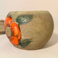 Image 4 of Pot - Bonbonnière avec fleurs vintage en céramique grès beige et coquelicots - 1970