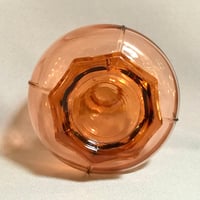 Image 8 of Ancienne carafe à liqueur Art Déco octogonale en verre rose rosaline avec bouchon 