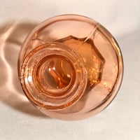 Image 6 of Ancienne carafe à liqueur Art Déco octogonale en verre rose rosaline avec bouchon 