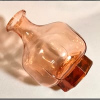 Image 3 of Ancienne carafe à liqueur Art Déco octogonale en verre rose rosaline avec bouchon 