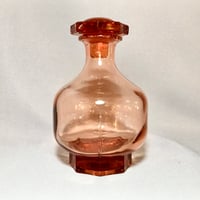 Image 2 of Ancienne carafe à liqueur Art Déco octogonale en verre rose rosaline avec bouchon 