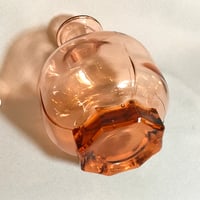 Image 7 of Ancienne carafe à liqueur Art Déco octogonale en verre rose rosaline avec bouchon 