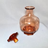 Image 5 of Ancienne carafe à liqueur Art Déco octogonale en verre rose rosaline avec bouchon 