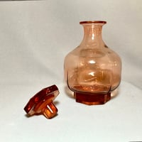 Image 4 of Ancienne carafe à liqueur Art Déco octogonale en verre rose rosaline avec bouchon 