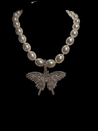The “SUNNY” Oval Baroque Pearls with Bling Butterfly. 