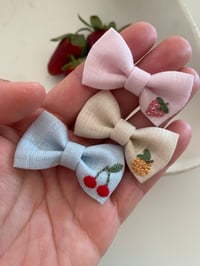 Image 4 of Embroidery linen pinched bows
