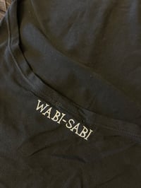 Image 5 of T-shirt con scollo sulla schiena