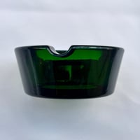 Image 6 of Cendrier rond en verre épais vert vintage des années 1960 