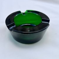 Image 5 of Cendrier rond en verre épais vert vintage des années 1960 