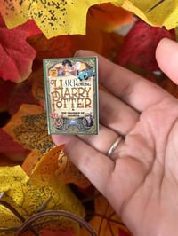 Image 1 of Mini libro de la cámara secreta con imán