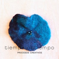 Image 2 of Broche- flor de fieltro de lana