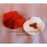 Image 3 of Broche- flor de fieltro de lana