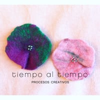 Image 4 of Broche- flor de fieltro de lana