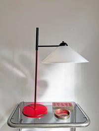 Image 1 of //SOLO ALQUILER//  LÁMPARA DE MESA ROJA Y NEGRA, AÑOS 70