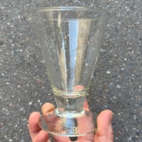 Image 6 of Anciens verres à bec verseur de chimie  - verres de laboratoire vintage 200 ml 