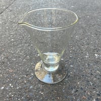 Image 5 of Anciens verres à bec verseur de chimie  - verres de laboratoire vintage 200 ml 