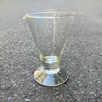 Image 4 of Anciens verres à bec verseur de chimie  - verres de laboratoire vintage 200 ml 