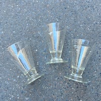 Image 3 of Anciens verres à bec verseur de chimie  - verres de laboratoire vintage 200 ml 