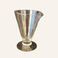 Image 1 of Anciens verres à bec verseur de chimie  - verres de laboratoire vintage 200 ml 