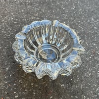 Image 7 of Ancien cendrier en verre moulé Art Déco de Pierre D’Avesn - Vide-poche Art Déco