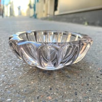 Image 3 of Ancien grand cendrier en verre moulé Art Déco de Pierre D’Avesn - Vide-poche Art Déco