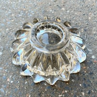 Image 8 of Ancien cendrier en verre moulé Art Déco de Pierre D’Avesn  Vide-poche Art Déco