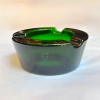 Image 4 of Cendrier rond en verre épais vert vintage des années 1960 
