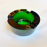 Image 1 of Cendrier rond en verre épais vert vintage des années 1960 