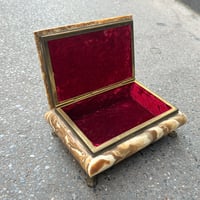 Image 8 of Boîte à bijoux en marbre onyx et pied pattes de lion en bronze de style XIXe - vintage 1970s