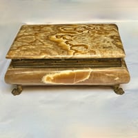 Image 6 of Boîte à bijoux en marbre onyx et pied pattes de lion en bronze de style XIXe - vintage 1970s