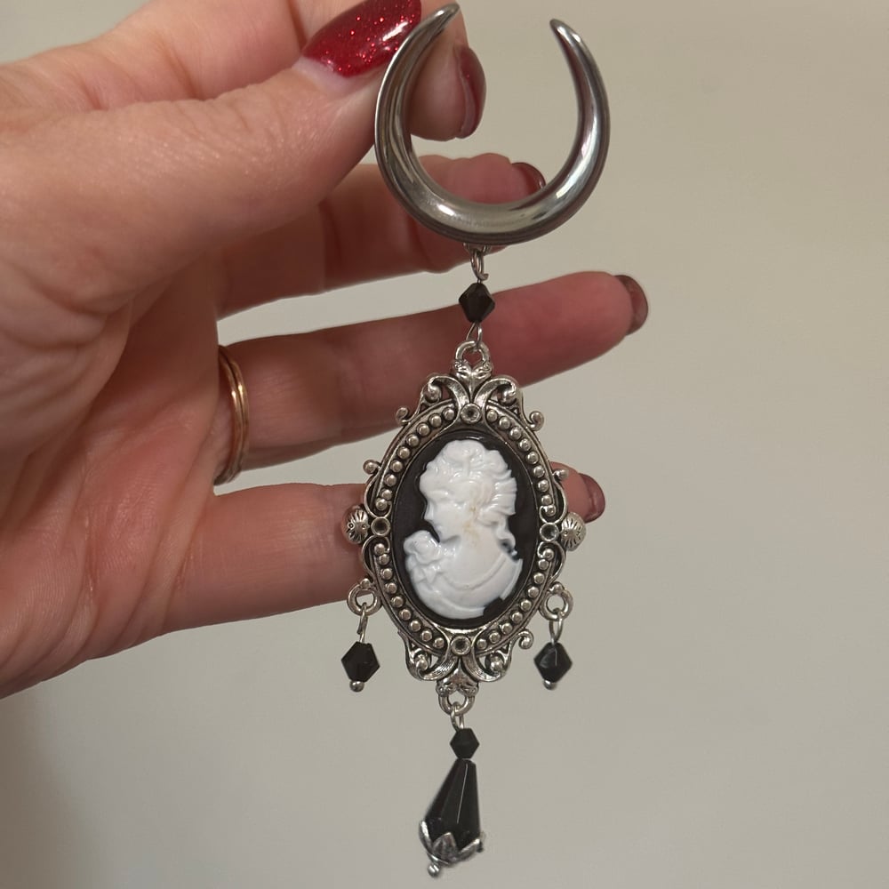 Image of Cameo Dangles (sizes 2g-1 1/2)