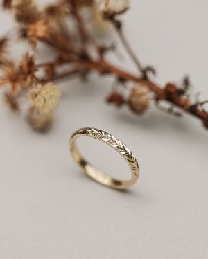 Image of 18ct yellow gold 2mm laurel  engraved ring