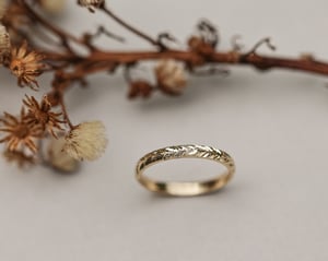 Image of 18ct yellow gold 2mm laurel  engraved ring