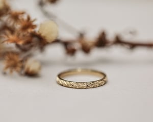 Image of 18ct yellow gold 2mm laurel  engraved ring