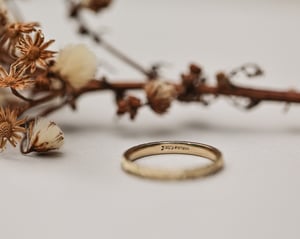 Image of 18ct yellow gold 2mm laurel  engraved ring