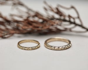 Image of 18ct yellow gold 2mm laurel  engraved ring