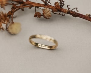 Image of 18ct yellow gold 2mm laurel  engraved ring