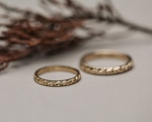 Image of 18ct yellow gold 2mm laurel  engraved ring