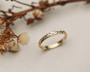 Image of 18ct yellow gold 2mm laurel  engraved ring