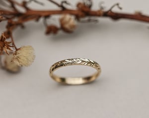 Image of 18ct yellow gold 2mm laurel  engraved ring