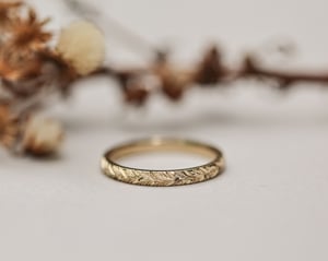 Image of 18ct yellow gold 2mm laurel  engraved ring